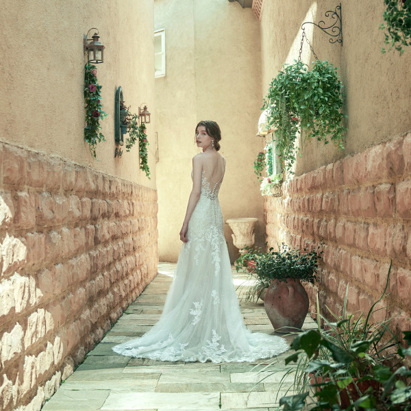 プロヴァンスの庭園やクラシカルな邸宅に調和する上質なドレスを豊富にラインナップ