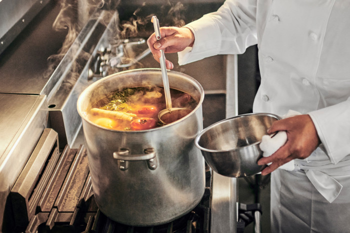 シェフが精魂込めて仕上げる、フレンチのベースとなる濃厚なコクのあるフォン