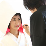 「紅差しの儀」
花嫁仕度の仕上げはお母様に…