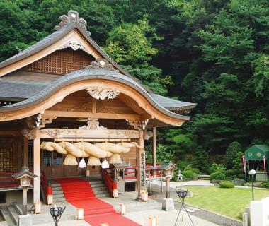 北陸唯一の「出雲大社 福井分院」です。緑に囲まれ落ち着いた雰囲気の中挙式を挙げる事ができます。
