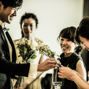 【挙式演出】ダーズンローズのセレモニー。新郎の入場時にゲストから花を集め、新婦に渡すブーケを作ります。|マリーグレイスの写真(7845427)