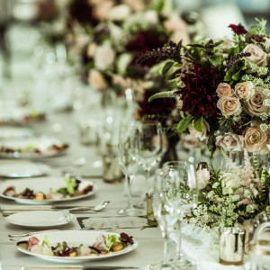 縦型の流しテーブルの雰囲気に合わせた上品でエレガントな装花。|マリーグレイスの写真(7851354)
