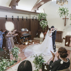 自然光と緑溢れる神聖なチャペルで、ゲストの祝福と笑顔に包まれる幸せに充ちたセレモニーを|熊本ホテルキャッスルの写真(52670549)