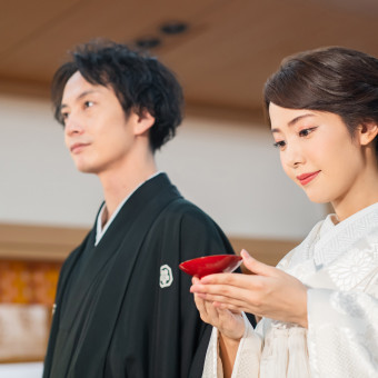 三々九度で誓いを交わす
