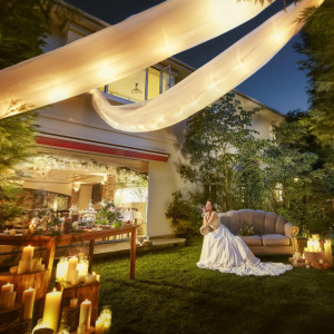 ナイトウェディングはまた違った雰囲気が楽しめる♪ キャンドルをつかってロマンティックなパーティを。|アールベルアンジェ チャぺル嵯峨野の写真(34816456)