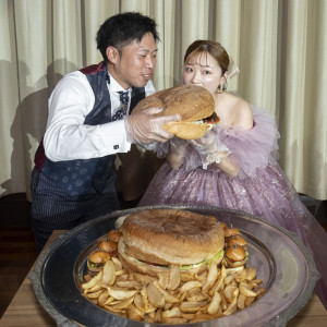 巨大ハンバーガーにかぶりつき！|ガーデンベルズ宮崎の写真(44740671)