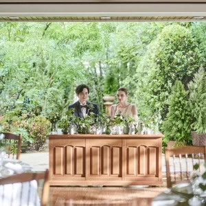 緑あふれるガーデンがルージュ:ブランのイチオシスポット!メインテーブルをガーデン側に用意すれば、パーティも自然を感じるナチュラルな時間に。写真映えもばっちり!|Rouge Blanc(ルージュ:ブラン)●BRASSグループの写真(44549328)