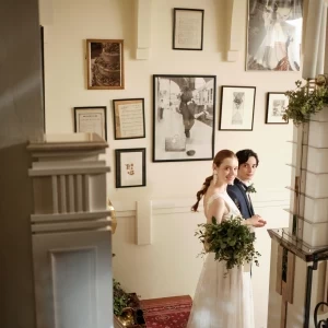 絵画が並ぶ階段もルージュ:ブランのフォトスポットのひとつ。ヨーロッパのクラシカルな邸宅を思わせる一枚に。幼少期の写真や前撮りの写真を飾るのもおすすめです。|Rouge Blanc(ルージュ:ブラン)●BRASSグループの写真(44549640)