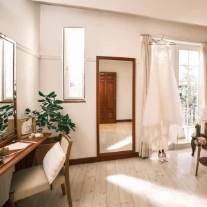 ブライズルームも貸切なので、リラックスして1日を迎えることができます。自然光が差し込む寛ぎの空間でゆっくり花嫁支度を。|Rouge Blanc(ルージュ:ブラン)●BRASSグループの写真(44549444)