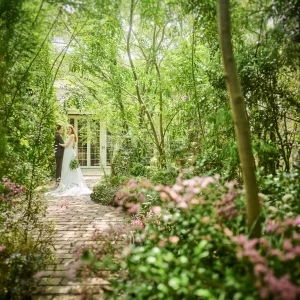 エントランスを抜けるとそこは溢れる木々に囲まれた非日常空間。郊外ならではの自然いっぱいの空間に訪れたゲストも思わずため息がこぼれる。フェアで実際に体感して。|Rouge Blanc(ルージュ:ブラン)●BRASSグループの写真(44549017)