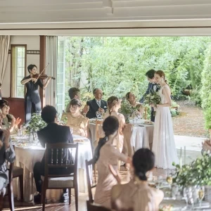 パーティ会場とガーデンは窓を開ければひと続きの空間に。ピアノとバイオリンの生演奏がパーティに華を添えます。ゆっくり食事や会話を楽しんで。|Rouge Blanc(ルージュ:ブラン)●BRASSグループの写真(44549212)