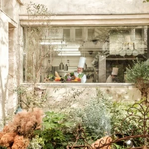 パーティ会場内にあるオープンキッチン。パーティの進行にあわせて調理を進めるので、ベストなタイミングで料理をゲストの元へ届けることがきます。|Rouge Blanc(ルージュ:ブラン)●BRASSグループの写真(44462889)