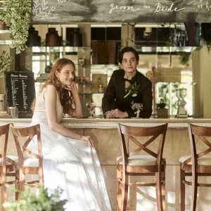 待合室にあるバーカウンターはおしゃれなフォトスポットに!木製のチェア、おしゃれな黒板、アンティーク風の写真が残せます。|Rouge Blanc(ルージュ:ブラン)●BRASSグループの写真(25885230)