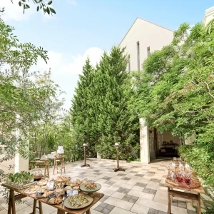 チャペルの三角屋根が印象的なインナーガーデン。緑に囲まれた空間でウエルカムパーティを楽しんで。おしゃれなドリンクや可愛いデザートを並べて。|Rouge Blanc(ルージュ:ブラン)●BRASSグループの写真(25883153)