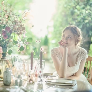 パーティ会場もフォトジェニック。背景にあるガーデンの緑と差し込む自然光が花嫁姿をより美しく輝かせます。映画の主人公のようなオシャレな一枚を残して。|Rouge Blanc(ルージュ:ブラン)●BRASSグループの写真(44548855)
