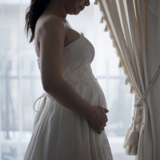 ドレスは結婚式直前まで細かなサイズ調整が可能なので、マタニティの花嫁様もご安心ください。お客様一人ひとりに合わせてアトリエスタッフがお直しをしてドレスを仕上げます。