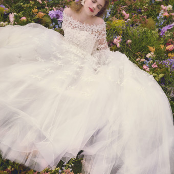 自社ドレスショップのドレスコーディネーターが、花嫁の心をくすぐるドレスや小物をご提案します