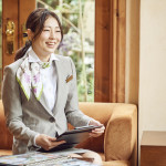 深緑と木の温もりに包まれた邸宅