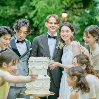 ゲストに囲まれて豊かな緑の元行うケーキカットは夢のような時間