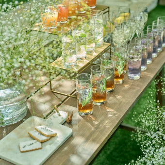 ドリンク片手に過ごすゲストとのひとときを