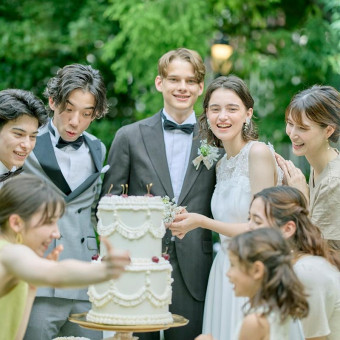 ゲストに囲まれて豊かな緑の元行うケーキカットは夢のような時間