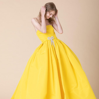 四季折々の花々が美しいオランジュベールにはどんなカラードレスも映える