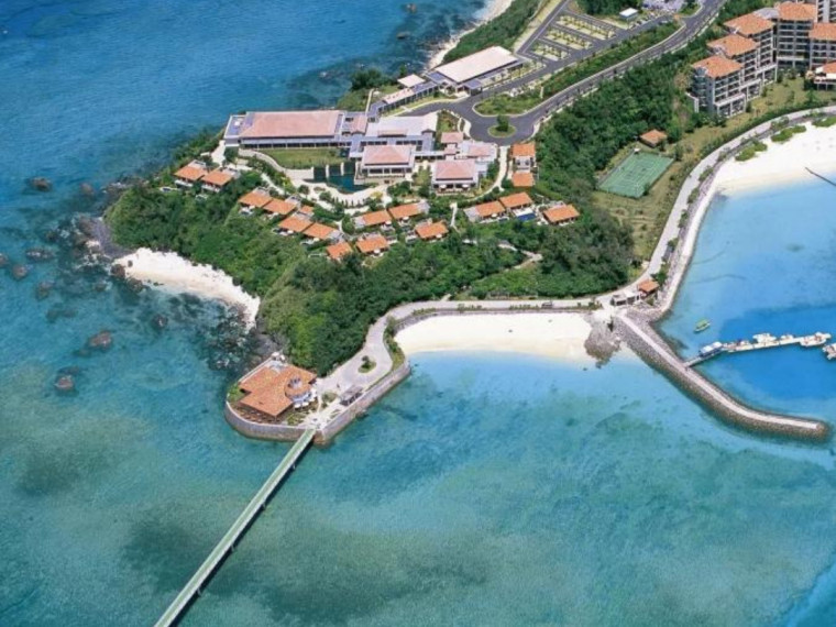美しい東シナ海に囲まれた沖縄の高級リゾート