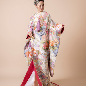 吉祥文様の松や扇、四季花文様を色彩豊かに織りなした華やかな一着|ホテル日航熊本の写真(42810495)