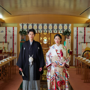 太鼓の音に導かれて杉の香が漂う神殿へ入場。凛とした空気の中、藤崎八旛宮の神職により両家の絆をむすぶ古式ゆかしい儀式が執り行われます。|ホテル日航熊本の写真(47143409)