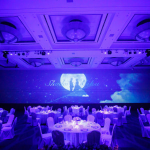 窓が無い会場だからこそできるオリジナルのプロジェクション演出でゲストの記憶に残る披露宴に。|ホテル日航熊本の写真(50033405)