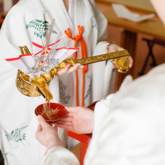 凛とした空気の中、藤崎八旛宮の神職により両家の絆をむすぶ古式ゆかしい儀式が執り行われます。