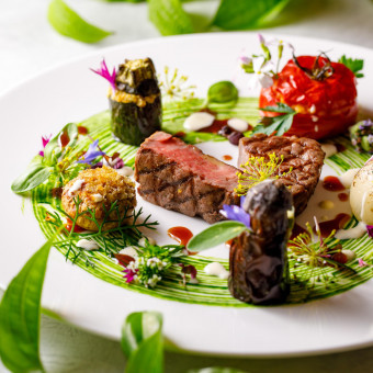 技を凝らし、贅を尽くした逸品は、口に入れた瞬間に思わず笑みがこぼれる美味しさ。