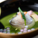 香り豊かな出汁が際立つ御椀物。作りたてをお楽しみください。
