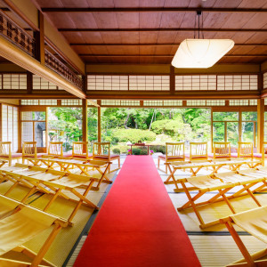 日本庭園からの陽光が降り注ぐ挙式会場は2名～70名までご案内可能。|桜鶴苑の写真(32261247)