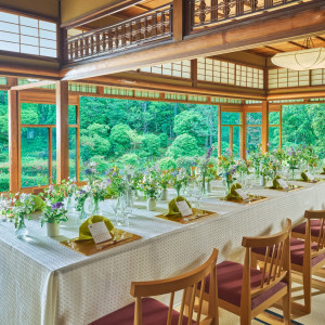 大正4年建築の日本家屋は伝統工芸の大正ガラスが趣を感じさせる。 1200坪の日本庭園を背景にゆったりとした時間が流れる中、 大切なゲストの方々とのアトホームな1日に。|桜鶴苑の写真(51850250)