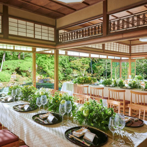 大正4年建築の日本家屋は伝統工芸の大正ガラスが趣を感じさせる。 1200坪の日本庭園を背景にゆったりとした時間が流れる中、 大切なゲストの方々とのアトホームな1日に。|桜鶴苑の写真(32262104)