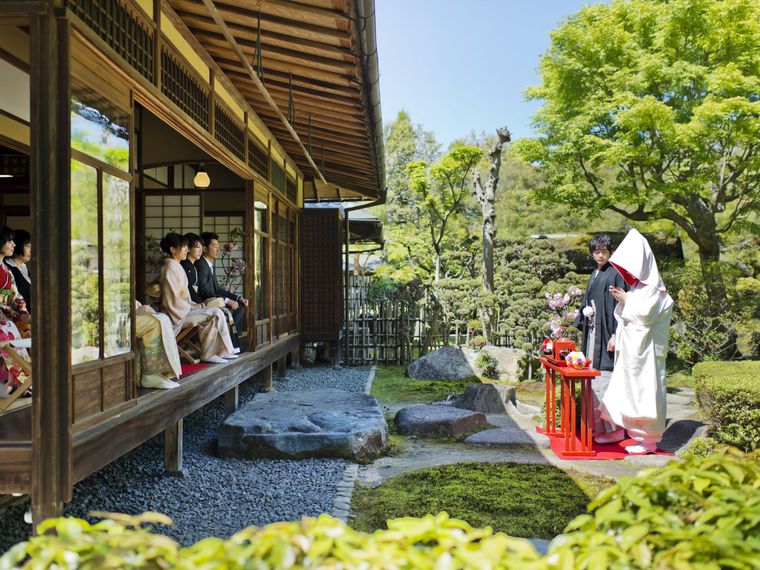 日本庭園を舞台に行うオリジナル人前式「桜祝言」