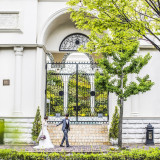 緑豊かな北山に佇む700坪のラグジュアリーな洋館を貸切にして自分たちらしくおもてなしができる。白亜の外観・重厚感のあるエントランスロビーが非日常的空間への入り口。