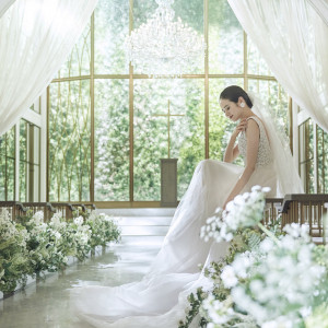 大きなシャンデリアと緑の祭壇が花嫁姿を引き立たせてくれる|北山迎賓館（京都）の写真(38104333)