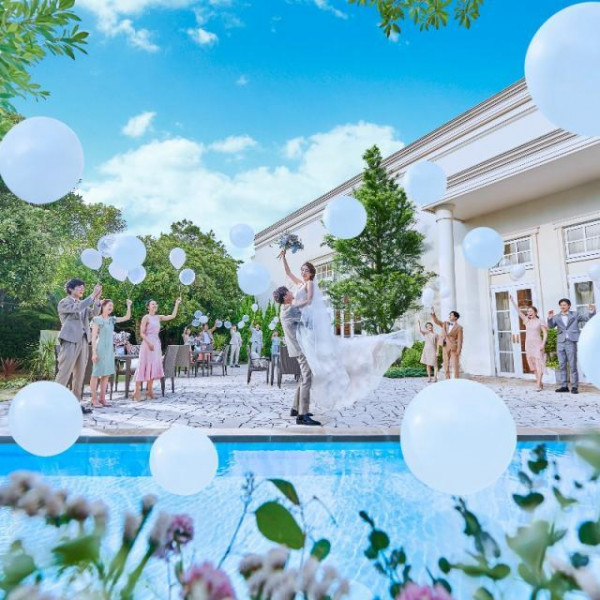 プール付きガーデンでの演出が素敵♪