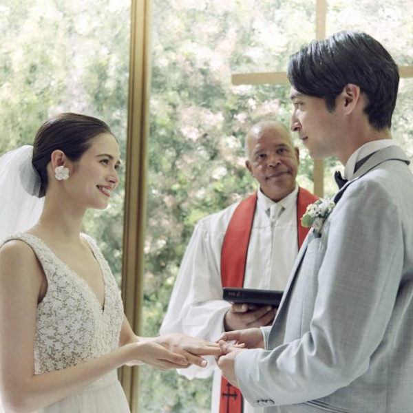 写真映えのグリーンウオールが祭壇バックに