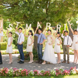 おそろいのフォトアイテムを使ってフォトジェニックなお写真に☆ブライズメイドとアッシャーにお手伝いしていただきましょう