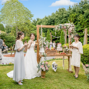 ガーデンは新郎新婦もゲストも、ペットまで自由に過ごせるので、ゆったりお話もできます|VILLA de ESPOIR  ～エスポワール～の写真(50508379)