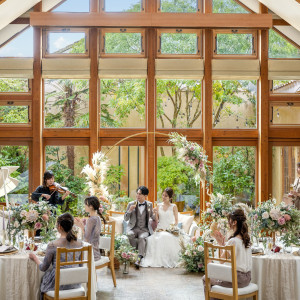 大きな窓に囲まれたバンケット会場は自然光がたっぷり入る会場|VILLA de ESPOIR  ～エスポワール～の写真(50615796)