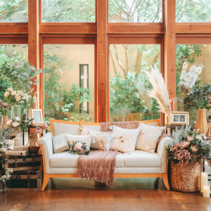 後ろに大きい窓があるので、装花にお金をかけすぎなくても映える！|VILLA de ESPOIR  ～エスポワール～の写真(56634536)