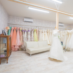 衣装室は貸切でご案内しておりますのでゆっくりご試着いただけます|VILLA de ESPOIR  ～エスポワール～の写真(50616100)