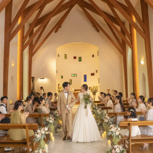 壁がクリーム色なので、白のウエディングドレスがとても映えるチャペル|VILLA de ESPOIR  ～エスポワール～の写真(56631779)