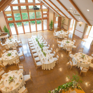 大きな窓に囲まれたバンケット会場は自然光がたっぷり入る会場|VILLA de ESPOIR  ～エスポワール～の写真(13538685)