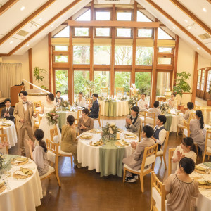 大人数も広々入る空間で、ゲストと距離が近い披露宴が叶えられます|VILLA de ESPOIR  ～エスポワール～の写真(56631906)