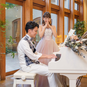 会場内には白いグランド、シーン毎でのピアノの生演奏や新郎新婦が演奏することも可能|VILLA de ESPOIR  ～エスポワール～の写真(6284339)